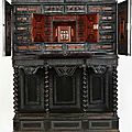Beau et rare cabinet en ébène sculpté et gravé. époque premier tiers du xviième, piétement postérieur