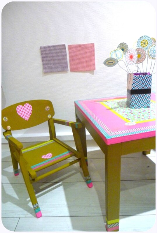 mini table carrée couleur mousse et rose fluo avec sa chaise accordée