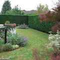 Vue en perspective du jardin à l'arrière de la maison