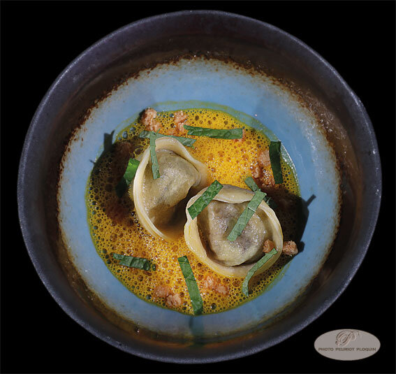 Ravioles_de_queue_de_BOEUF_en_amuse_bouches_emulsion_carottes_gingembre_et_citronnelle_par_Nicolas_Montceau_La_Maison_de_Pierre_a_Hasparren_64