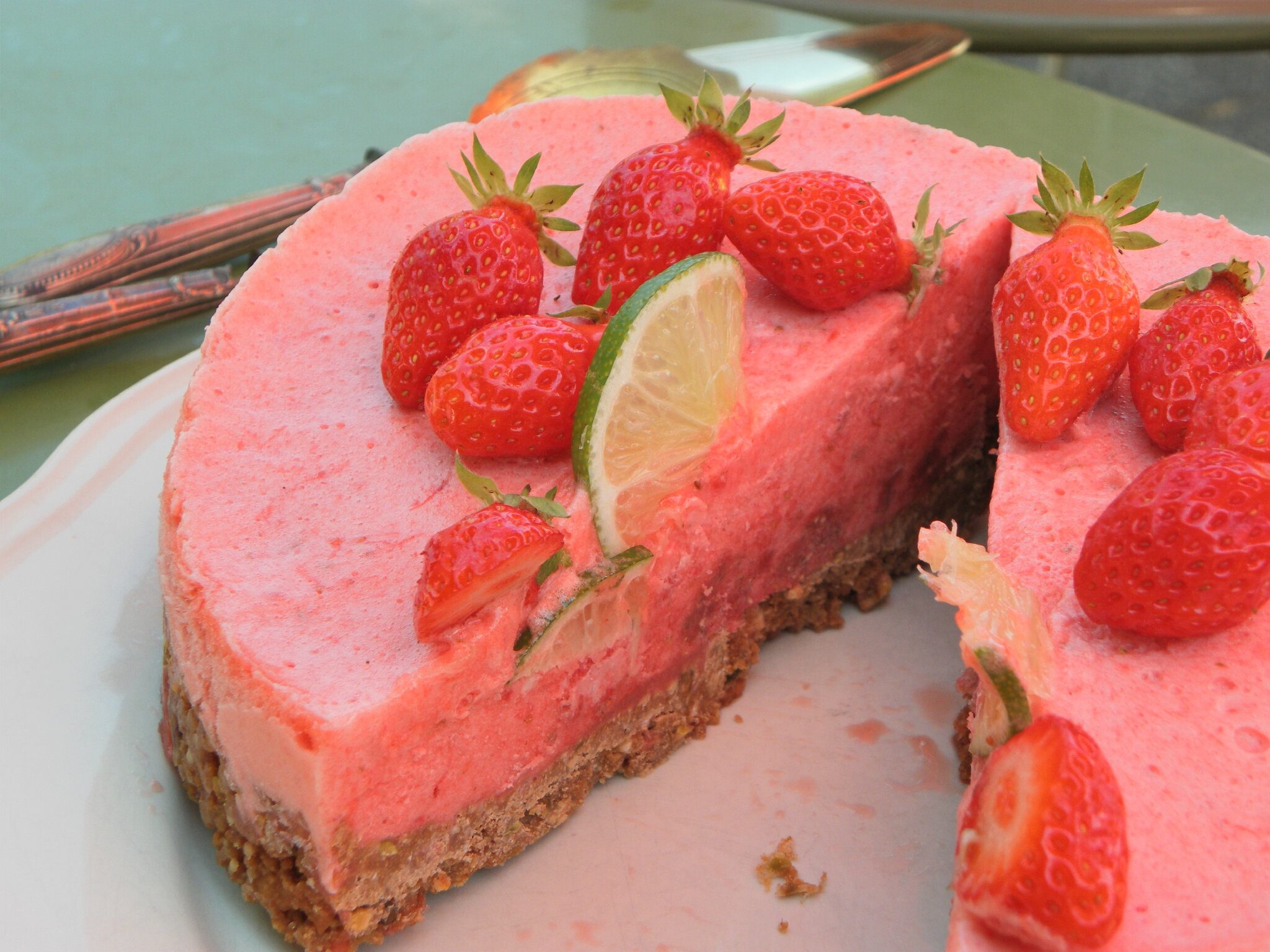 Un Gateau Glace Mousseux Aux Fraises Gariguettes Au Citron Vert Et A La Cannelle Joyeux Anniversaire Gouezou