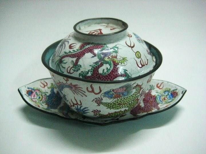 Tasse à thé et soucoupe à fond blanc et à décor de dragons, Vietnam, Minh Mang (1820-1840), Emaux de Huê, coll. particulière