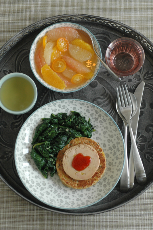 Galette flocons avoine-sarrasin & maïs, foie gras & gelée de piment d'Espelette, tombée d'épinards, salade d'agrumes à la fleur d'oranger_1