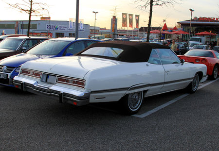 Chevrolet_caprice_classic_convertible_de_1974__Rencard_du_Burger_King_avril_2011__03