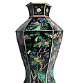 Vase à décor en vert sur fond noir. chine, xixe siècle, dynastie qing