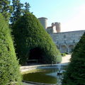 bassin et ifs taillés au château de Ravel