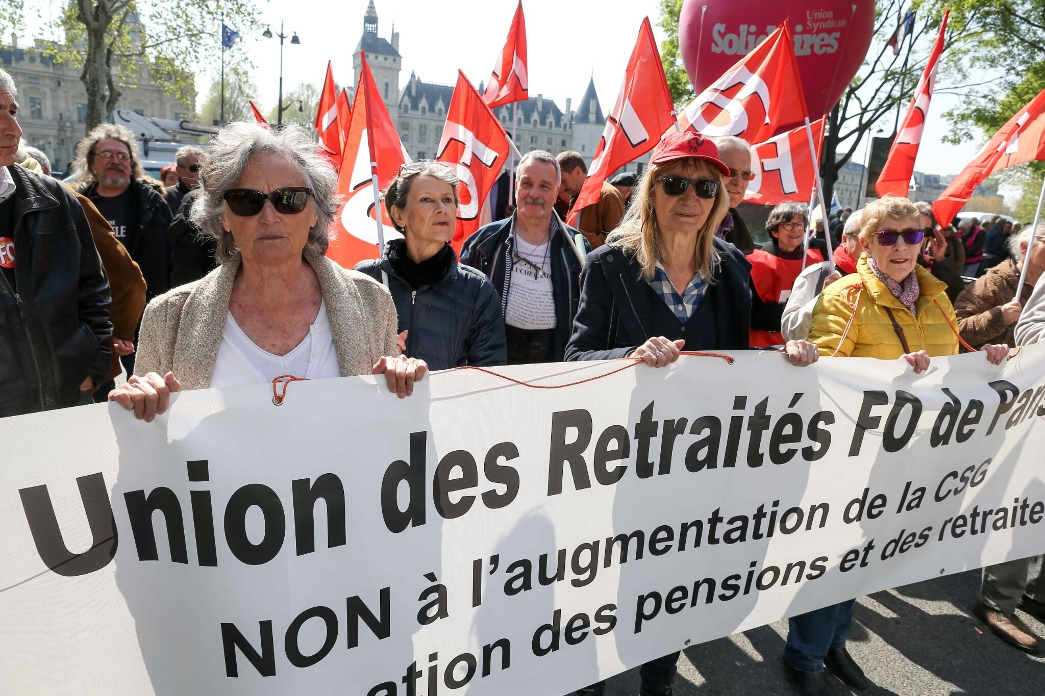 Les retraités battent le pavé contre le « vol » de leurs pensions. © Michel Stoupak. Jeu 11.04.2019, 13h58m32.