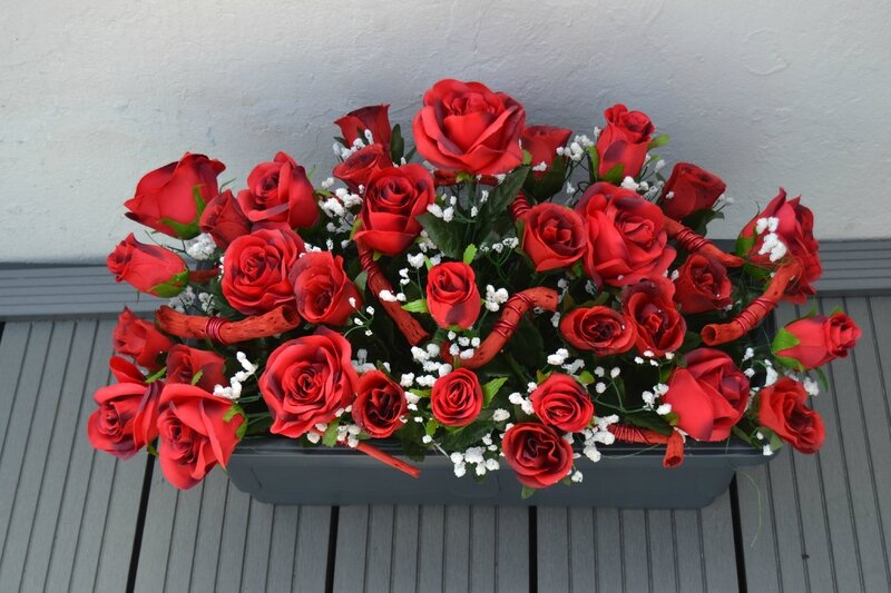 jardinière de fleurs artificielles en roses rouges pour le