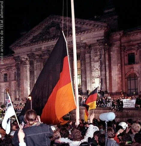 Bundesarchiv_Bild_183-1990-1003-400,_Berlin,_deutsche_Vereinigung,_vor_dem_Reichstag