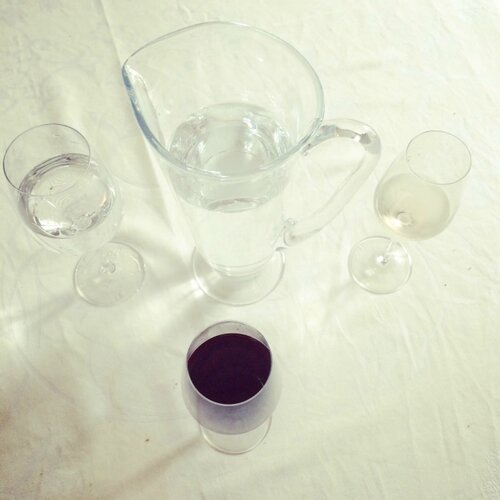 L'eau et le vin à table - La maîtresse de maison à table