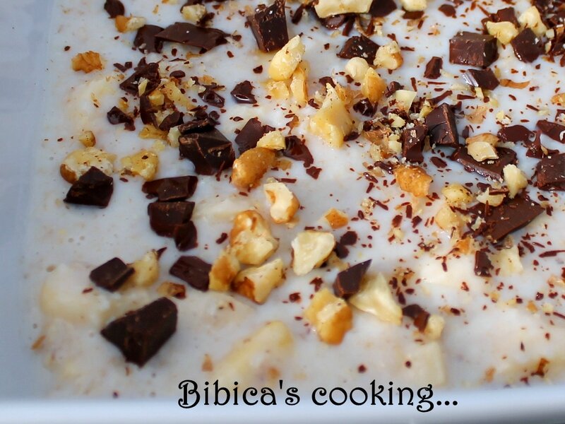 Porridge banane, noix, chocolat gros plan