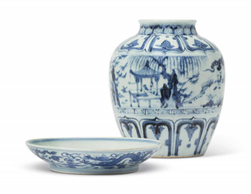 A blue and white 'windswept' jar and blue and white 'dragon' dish, Ming dynasty (1368-1644)