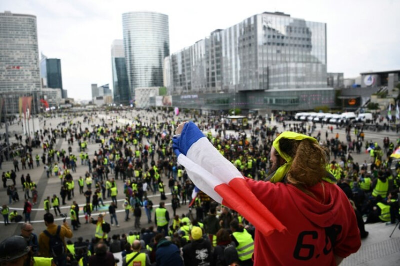 Photo-gilets-jaunes-esplanade-de-la-Défense