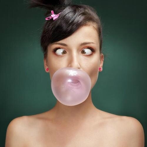 chewing-gum-humour-femme-loucher-main-10871298